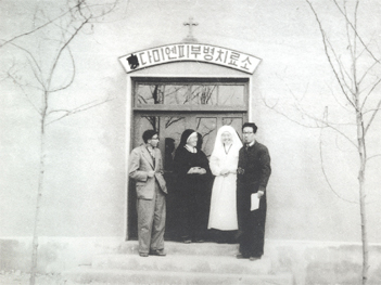 왼쪽부터 최시룡 박사, 김벨라뎃다 수녀, 김 라파엘 수녀, 병리검사 기사 이미지